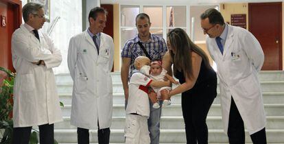 Antonio cogiendo a su hermana Estrella a la salida del hospital.