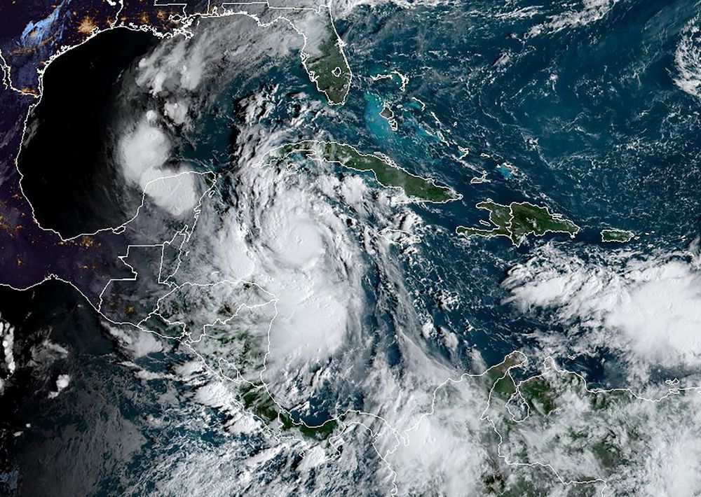 México evacua a 41.000 turistas del Caribe a la espera del impacto del huracán Delta