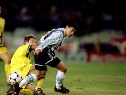 Diego Maradona desafía a Paul Wade durante la victoria de Argentina en el partido de repechaje para la clasificación del Munidal de EE UU 1994, disputado en Buenos Aires el 17 de noviembre de 1993.
