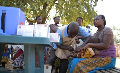 El trabajador de salud Aron Kaleso le da a un niño una vacuna contra la malaria en la clínica Bereu en Chikwawa, en el sur de Malawi.