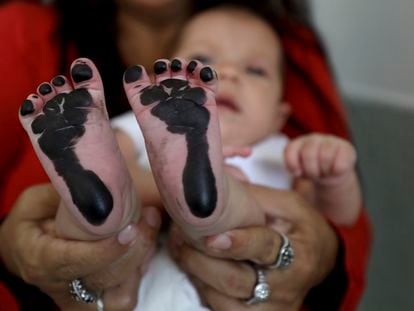 Una niña recién nacida luego de que tomen la huella de sus pies para su acta de nacimiento, en Cúcuta en 2019.