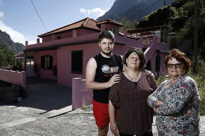 En la imagen, Guida Jesús junto a su madre, Teresa, y a su hijo Tomé, de 20 años, en su casa, que fue destrozada por los aluviones de 2010 en la localidad de Ribeira Brava (al oeste de Funchal).