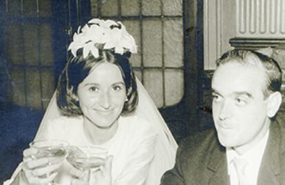 Juana y José Antonio, el día de su boda, en 1964. La imagen se muestra en la web de la Fundación José Antonio Labordeta. 
