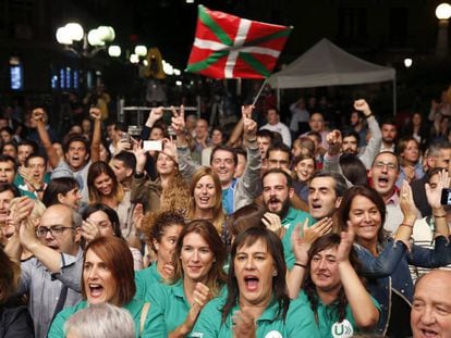 Militantes y simpatizantes del PNV, celebran los resultados de la formaci&oacute;n peneuvista esta noche en la sede central de Bilbao.