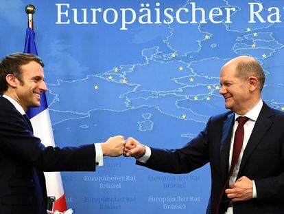 El presidente francés, Emmanuel Macron, y el canciller alemán, Olaf Scholz, se saludan antes de una rueda de prensa conjunta el pasado 17 de diciembre en Bruselas.