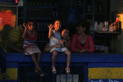 Unas ni&ntilde;as saludas a autodefensas en Apatzing&aacute;n.