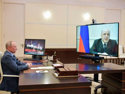 Mijaíl Mishustin (en la pantalla) informa a Vladímir Putin por videoconferencia de que tiene coronavirus, este jueves en Moscú.