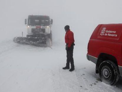 El conductor fue arrollado por una furgoneta que perdió el control por la nieve acumulada en la calzada