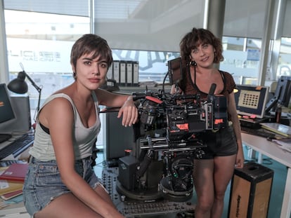 Adriana Ugarte (izquierda) y María León, durante un descanso del rodaje de la serie 'Heridas'.