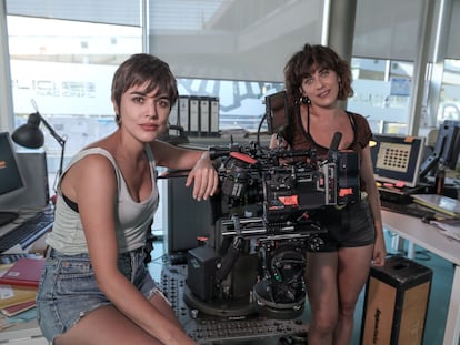 Adriana Ugarte (izquierda) y María León, durante un descanso del rodaje de la serie 'Heridas'.