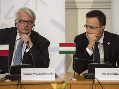 El ministro de Exteriores polaco, Witold Waszczykowski, y su homólogo húngaro, Peter Szijjarto, durante una reunión del grupo de Visegrado a principios de mayo.