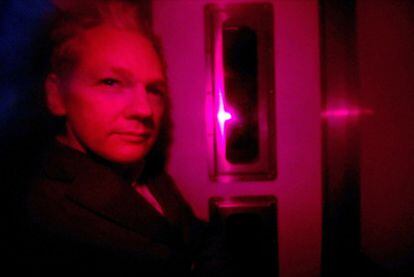 Julian Assange, en el vehículo policial que lo trasladó de la prisión de Wandsworth al tribunal de Westminster, en Londres.