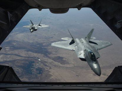 Dos aviones de combate estadounidenses Air Force F-22 Raptors sobrevuelan Siria, el 2 de febrero.  