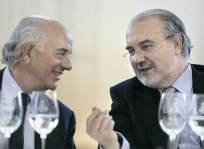 El presidente del BBVA, Francisco González, junto al ministro de Economía, Pedro Solbes, ayer en Madrid.