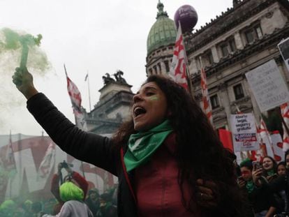 Manifestaciones a favor de la ley del aborto, cerca del Senado argentino.