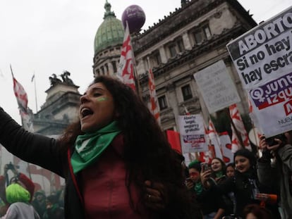 Manifestaciones a favor de la ley del aborto, cerca del Senado argentino.