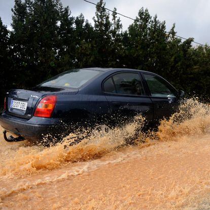 ¿Cómo salir del coche en una riada?: así lo explica la Guardia Civil