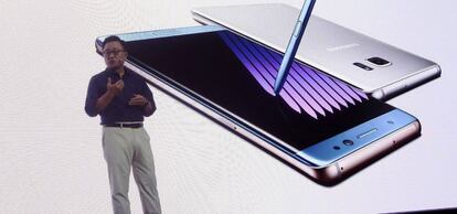 El presidente de Samsung Electronics Mobile, Ko Dong-Jin, presenta el nuevo tabléfono de la compañía, el Galaxy Note 7, un híbrido de tableta y teléfono móvil, en la sede de Samsung en Seúl (Corea del Sur) el 11 de agosto de 2016.