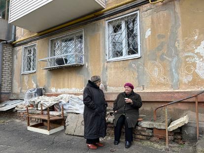 Irina Mikhailova e sua vizinha Tatiana conversaram no dia 27 de dezembro, em Kherson.  ©