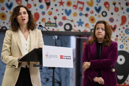 La presidenta de la Comunidad de Madrid, Isabel Díaz Ayuso, junto a la consejera de Sanidad, Fátima Matute.