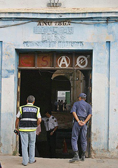 La policía revisó ayer el edificio siniestrado.