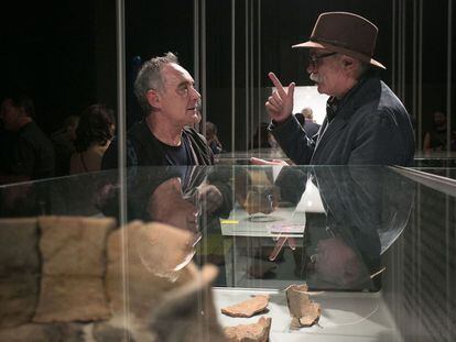 Ferran Adrià conversa amb Eudald Carbonell a l'exposició.