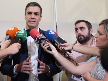 Pedro Sánchez atiende a los medios.