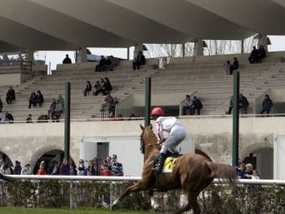 Una carrera de la temporada de primavera de 2010 en el Hip&oacute;dromo de la Zarzuela. 