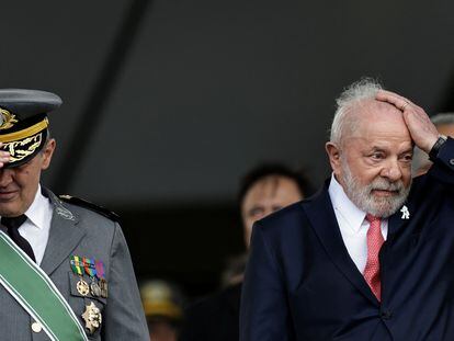 El general Tomás Miguel Mine Ribeiro junto a Lula, presidente de Brasil