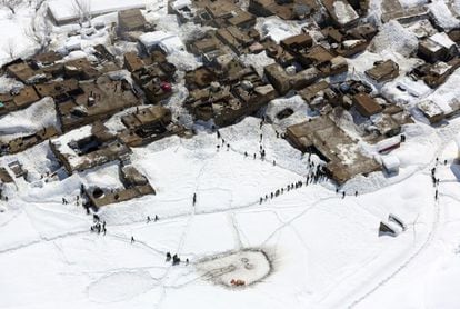Supervivientes esperan ayuda tras una avalancha de nieve en Panjshir Paryan, al norte de Kabúl (Afganistán).