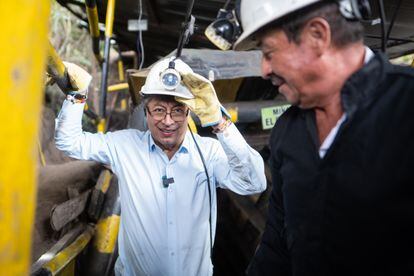 El candidato presidencial Gustavo Petro, ingresa a la mina de carbón El Pino, junto a los trabajadores mineros del municipio de Paipa, Boyacá, el 6 de Junio de 2022.