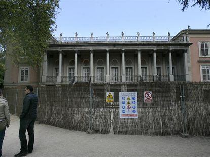 El palacio de El Capricho se despide de las grietas