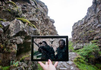 En el suroeste de Islandia, a 44 kilómetros al noreste de Reykjavík, se encuentra el parque nacional de Thingvellir, donde se han rodado varias escenas de 'Juego de Tronos'. En la imagen se ve a Rose Leslie y Kristofer Hivju en uno de los capítulos donde persiguen a Jon Nieve. El valle, cercano a cercano a la península de Reykjanes y a la zona volcánica de Hengill, es un enclave histórico; en el año 930 se fundó una de las instituciones parlamentarias más antiguas del mundo.