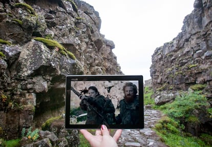 En el suroeste de Islandia, a 44 kilómetros al noreste de Reykjavík, se encuentra el parque nacional de Thingvellir, donde se han rodado varias escenas de 'Juego de Tronos'. En la imagen se ve a Rose Leslie y Kristofer Hivju en uno de los capítulos donde persiguen a Jon Nieve. El valle, cercano a cercano a la península de Reykjanes y a la zona volcánica de Hengill, es un enclave histórico; en el año 930 se fundó una de las instituciones parlamentarias más antiguas del mundo.