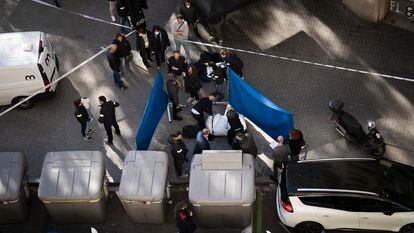 La policía investiga el hallazgo de un cadáver dentro de una maleta en el centro de Barcelona.