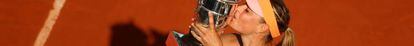 Sharapova besa el trofeo de campeona de Roland Garros en 2014.