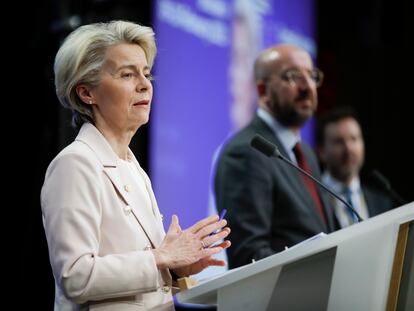 La presidenta de la Comisión, Ursula von der Leyen, y el presidente del Consejo Europeo, Charles Michel, el jueves en Bruselas.