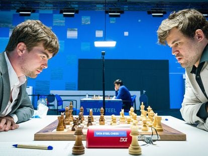 Jorden Van Foreest (izquierda) y Magnus Carlsen durante su partida de hoy en Wijk aan Zee