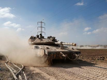 Maniobras militares israelíes en la frontera con Gaza, este viernes.