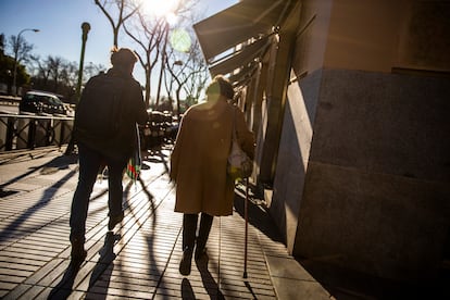 Una mujer mayor paseando por la calle Alcalá, en Madrid.