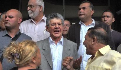 El nuevo presidente de la Asamblea Nacional venezolana (Parlamento), Henry Ramos Allup, en el centro, este lunes en Caracas.