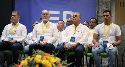 Grupo de exmilitares asiste a una audiencia pública de reconocimiento como comparecientes procesados por ejecuciones extraoficiales en Valledupar (Colombia).
