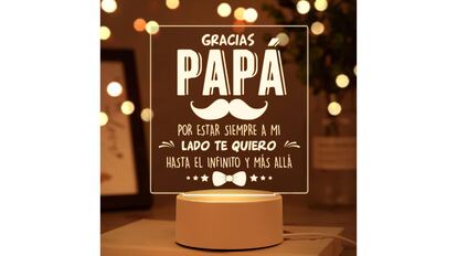 Esta lámpara led tiene un bonito mensaje grabado en la zona de metacrilato y una peana pequeña.