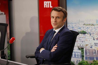 Emmanuel Macron, en Neully-sur-Seine, cerca de París, durante una entrevista radiofónica el viernes.