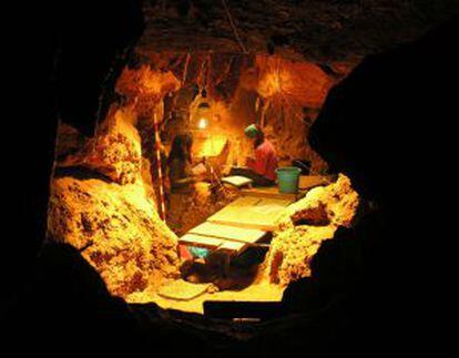 Excavaciones en la cueva asturiana de El Sidr&oacute;n.