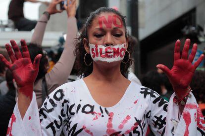 Una mujer protesta por los asesinatos y el acoso a los periodistas.
