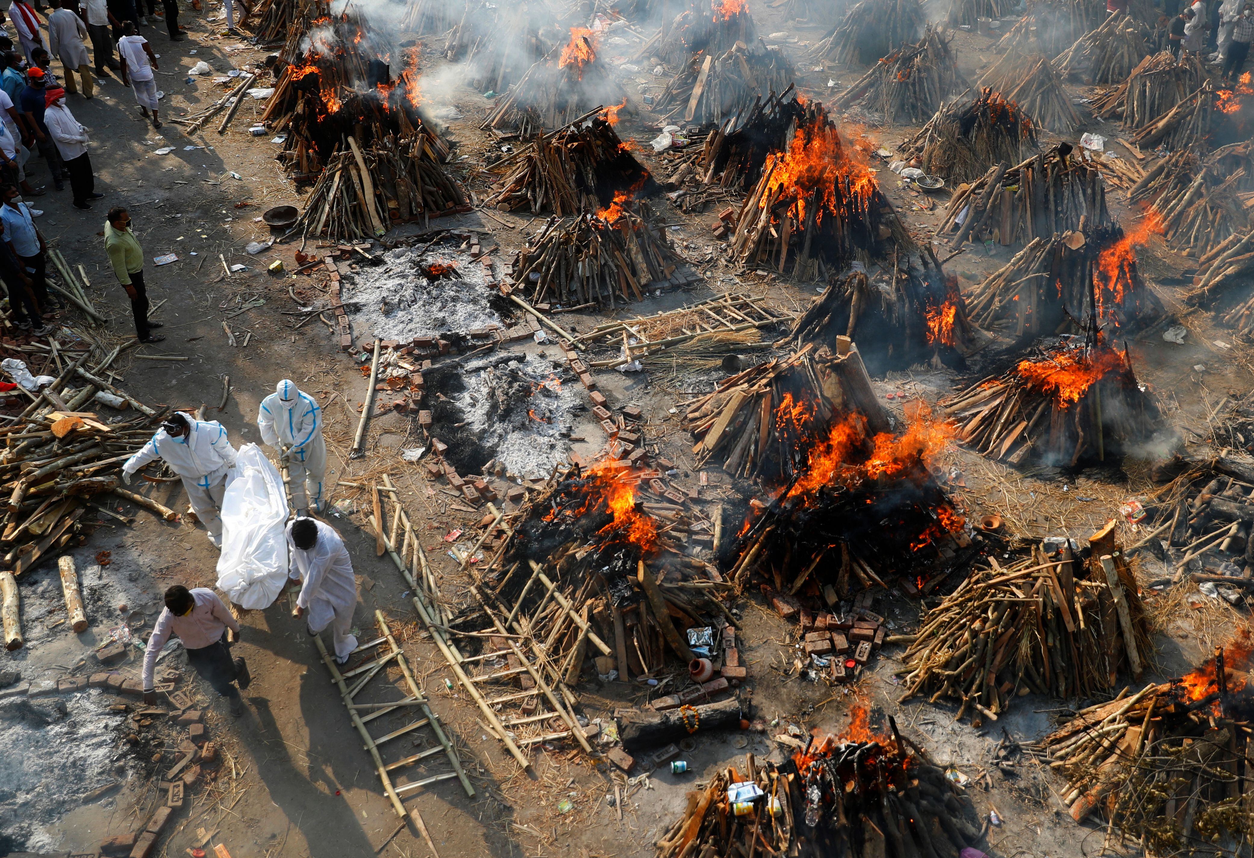 Cremación masiva de cuerpos de fallecidos por la covid, en Nueva Delhi, el 26 de abril.