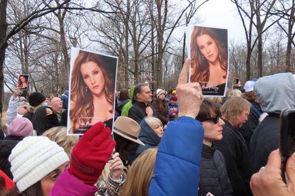 Flores, carteles, fotografías, cientos de ramos... Los fans que han acudido a Graceland han honrado la memoria de Lisa Marie Presley con cientos de recuerdos. 