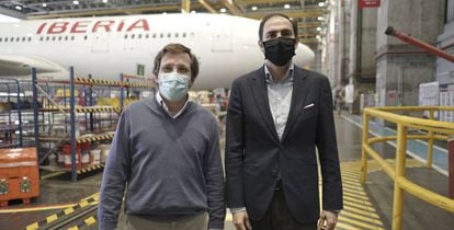 El alcalde de Madrid, José Luis Martínez-Almeida, junto al presidente de Iberia, Javier Sánchez Prieto, esta mañana en uno de los hangares de la aerolínea en La Muñoza.