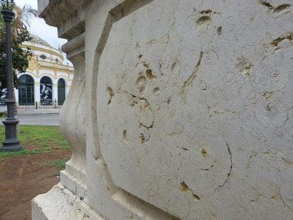 Amonites del Jurásico, hace entre 150 y 200 millones de años. Se pueden encontrar en las columnas frente al Casino de la Exposición de 1929, en la avenida de Honduras.